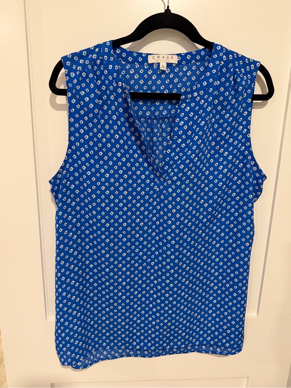 Chaus Blue Sleeveless V-Neck Geometric Print Top
